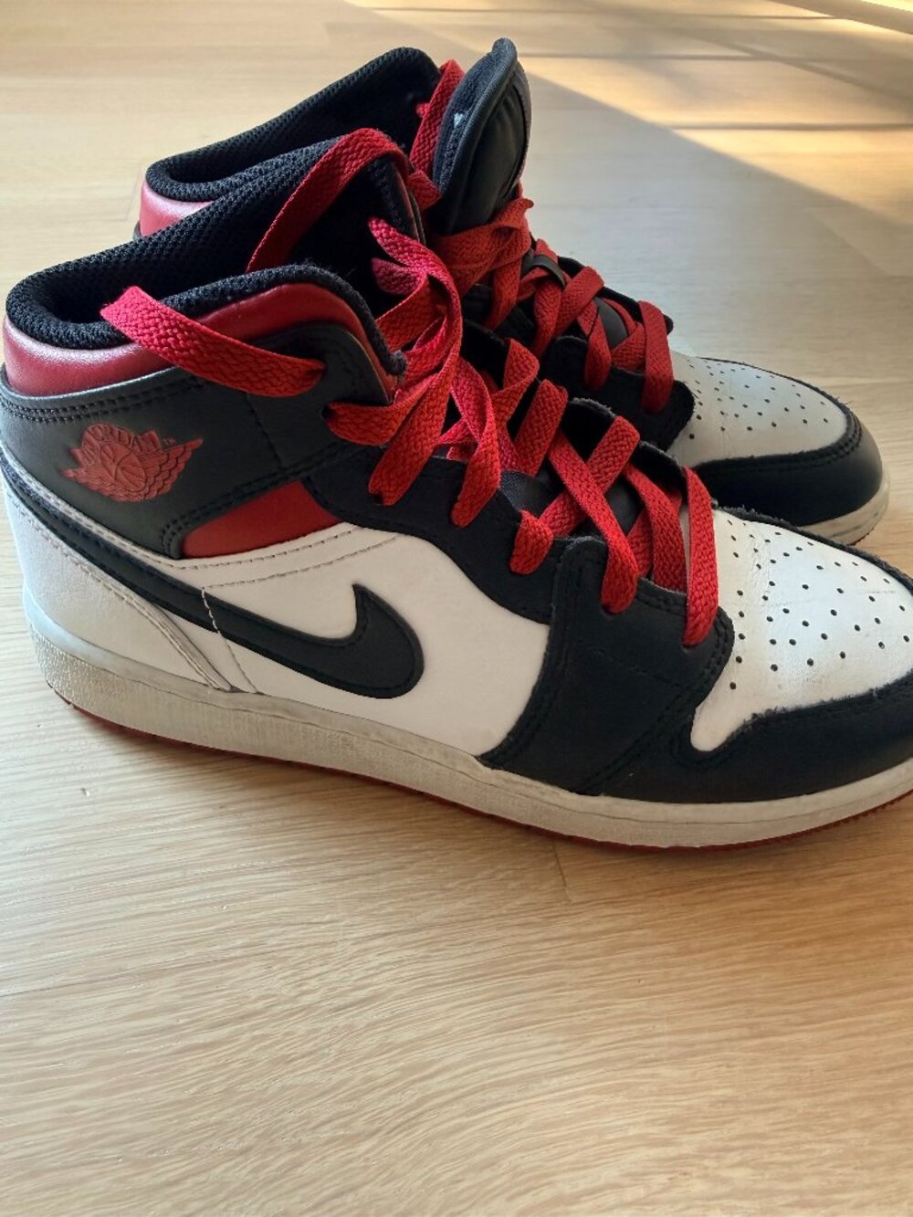 Air Jordan 1 Mid GS Gym Red Black Toe Size 4Y